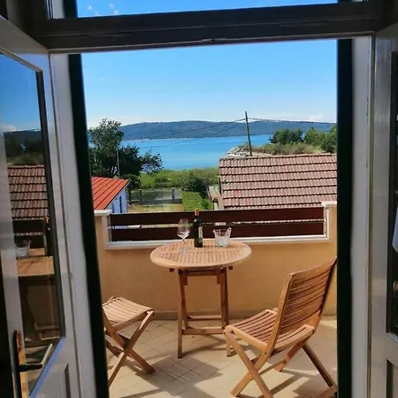 The Sunshine Near Split And Beach *